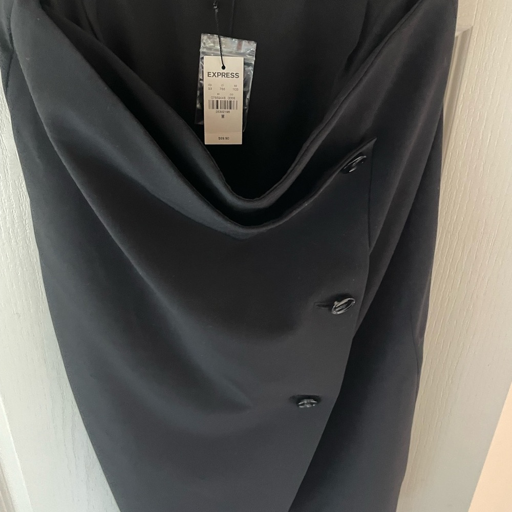 •New• from: EXPRESS• BLACK 3 BUTTON PENCIL SKIRT SIZE MEDIUM • Never worn •